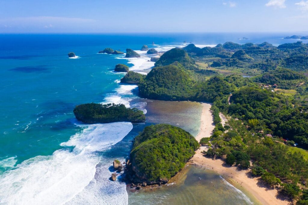 pantai jawa timur teluk asmara